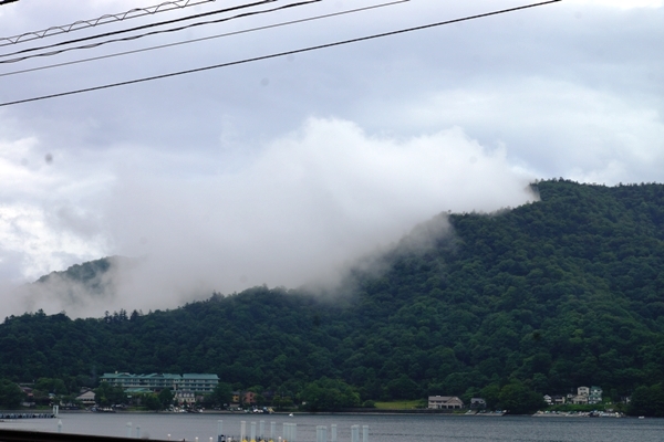 中禅寺湖にかかる雲.JPG