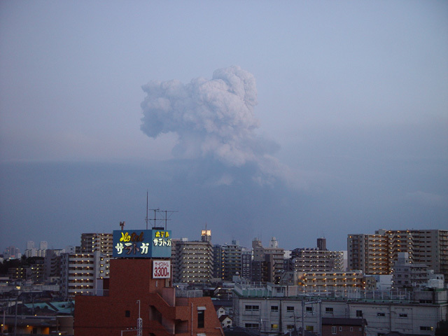 地震後の市原コンビナートの爆発雲.jpg