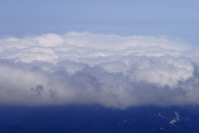 山頂からの雲海ズーム.jpg