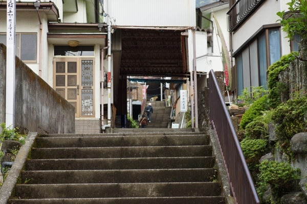 石の階段と商店街.JPG